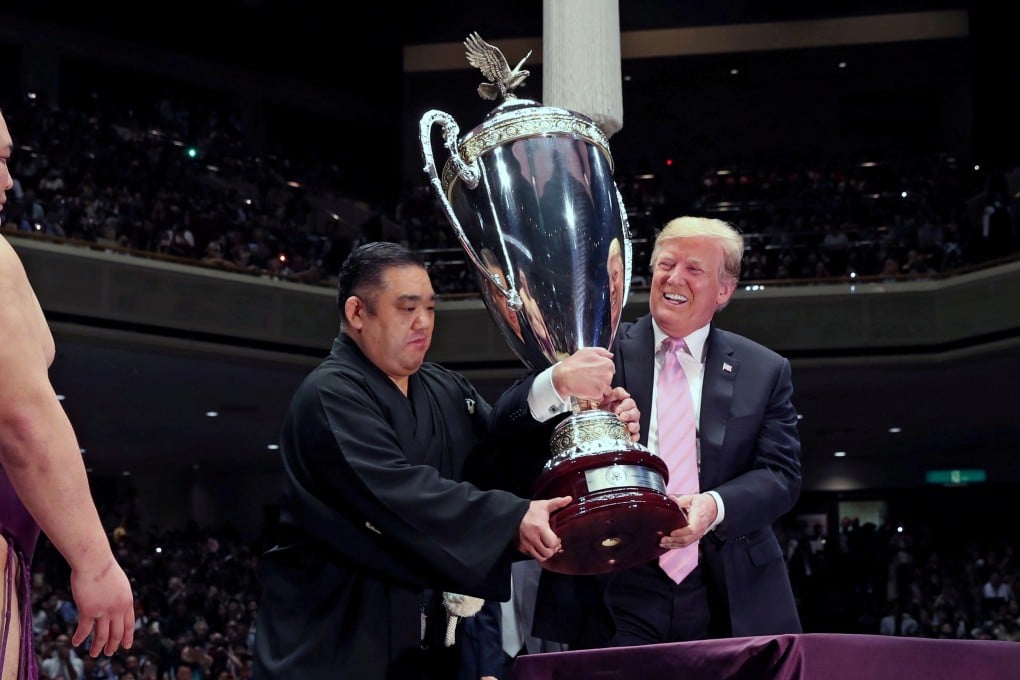 US President Donald Trump presents the President's Cup to wrestler Asanoyama. Photo: Reuters