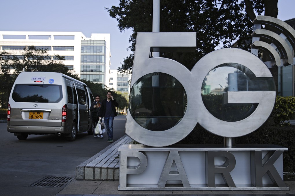 Employees step out from a shuttle bus near a Huawei 5G sign on display at its headquarters in Shenzhen. Photo: AP