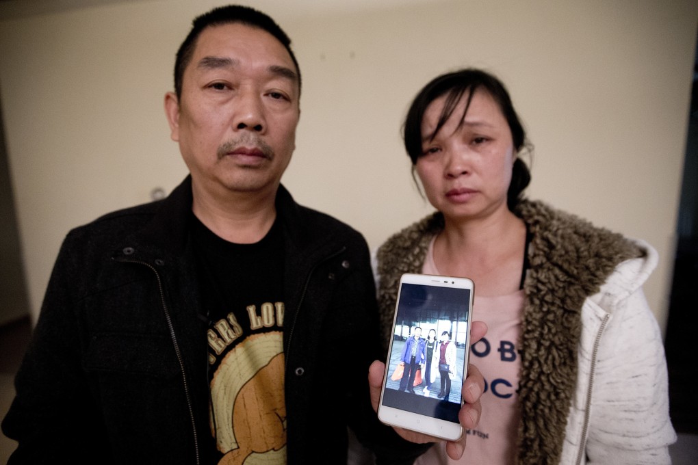 Zhang Ronggao and Ye Lifeng display a photo of them with their daughter Zhang Yingying in Urbana, Illinois in November 2017. Photo: AP