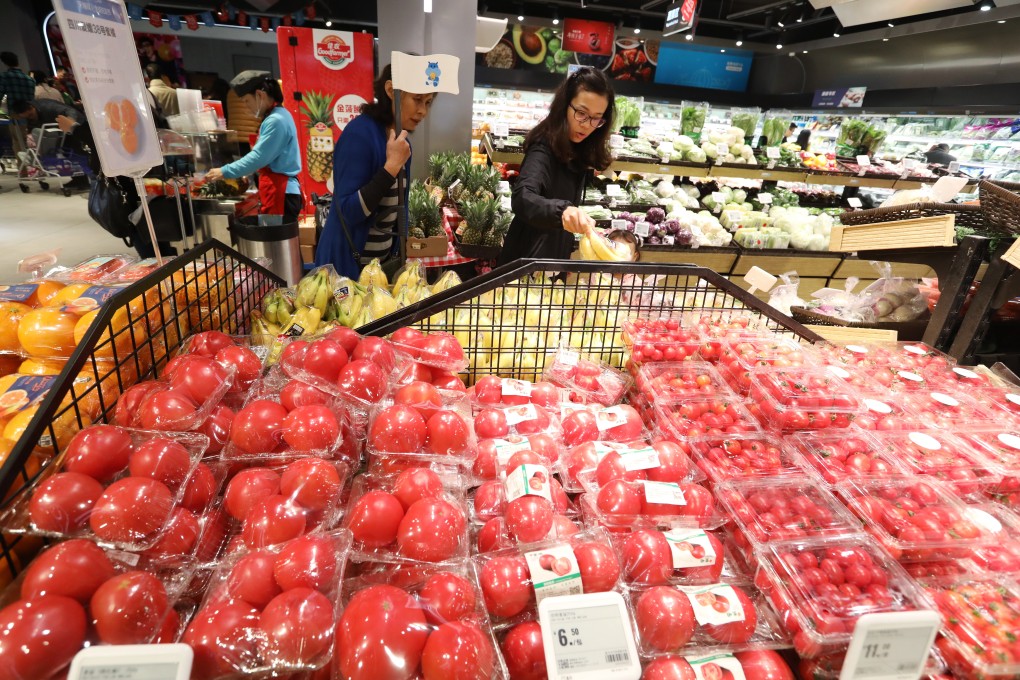 Customers select fruits in a Hema Supermarket in Shanghai on November 10. Hema Supermarket offers shoppers in the city a new retail experience by blending online and offline shopping. Photo: Simon Song