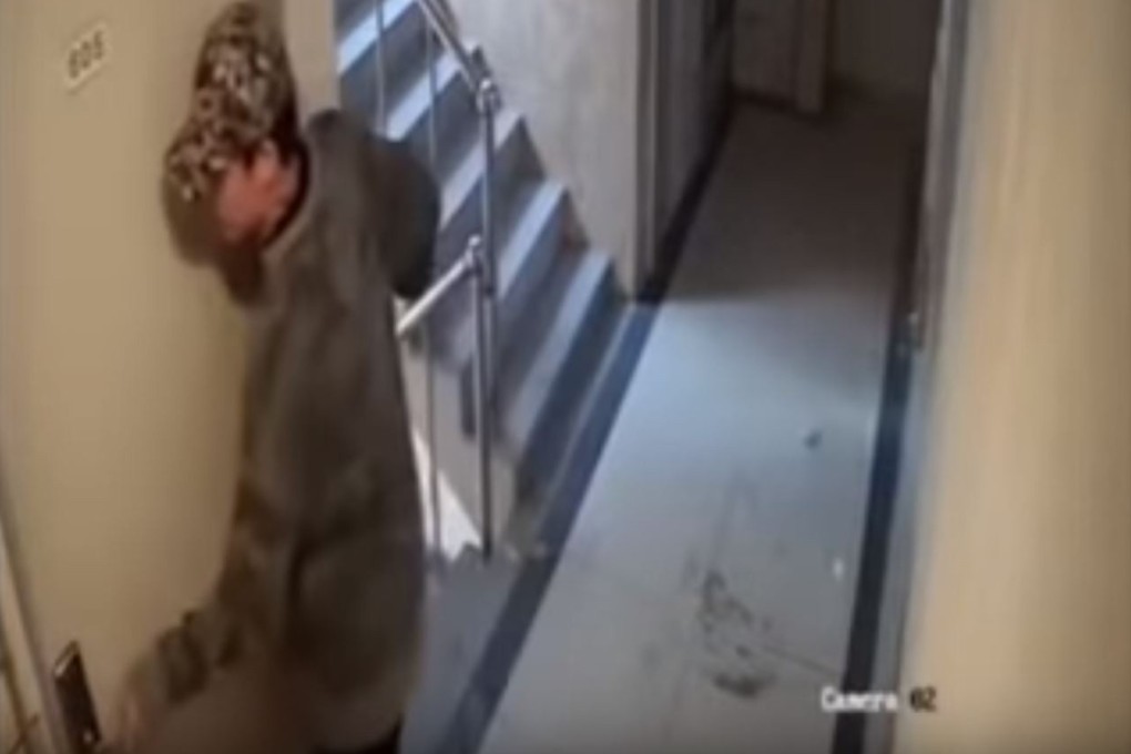 A screenshot from the viral video clip showing a man trying to force his way into a woman’s flat in Seoul’s Sillim-dong neighbourhood. Photo: YouTube