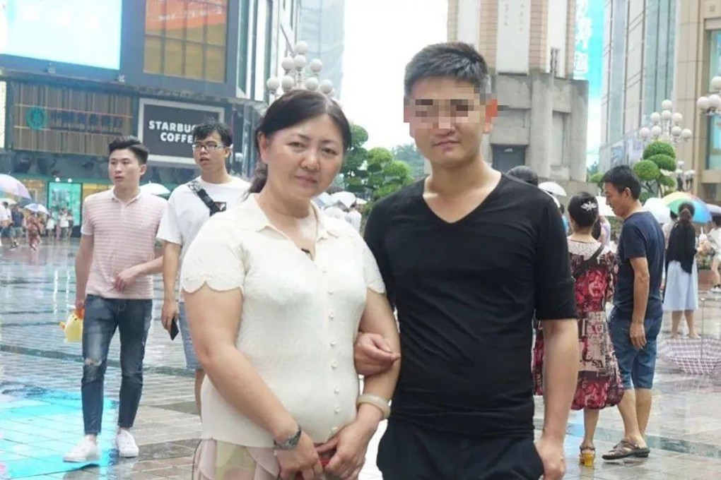 Zhu Xiaojuan is reunited with the biological son who went missing in 1992: Photo: Sohu