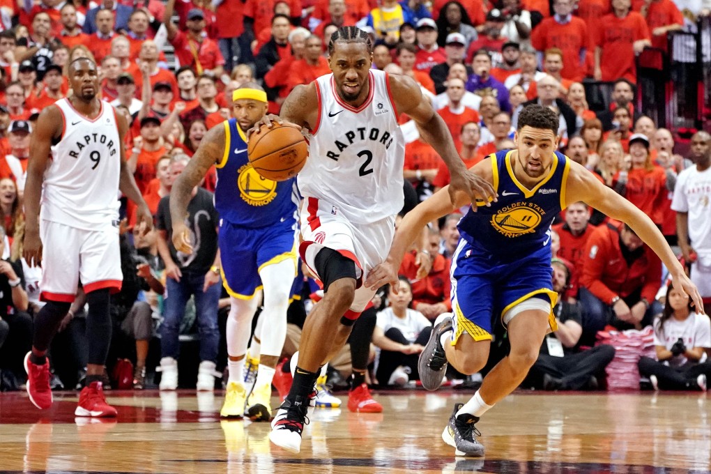 Kawhi Leonard brings the ball up court against Golden State Warriors guard Klay Thompson. Photo: Kyle Terada/USA TODAY Sports