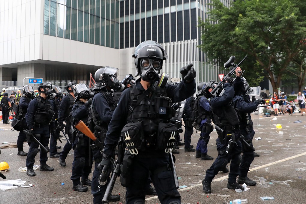 Anti-riot officers disperse anti-extradition protesters at the junction of Lung Wo Road and Tim Wa Avenue. Photo: K.Y. Cheng