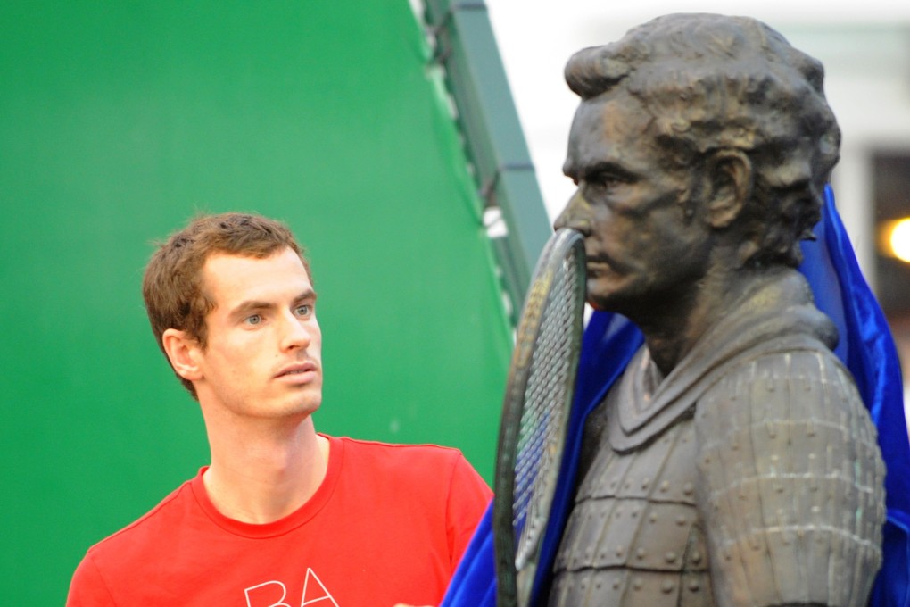 Andy Murray with a terracotta statue of himself in Shanghai in 2011. Photo: AFP