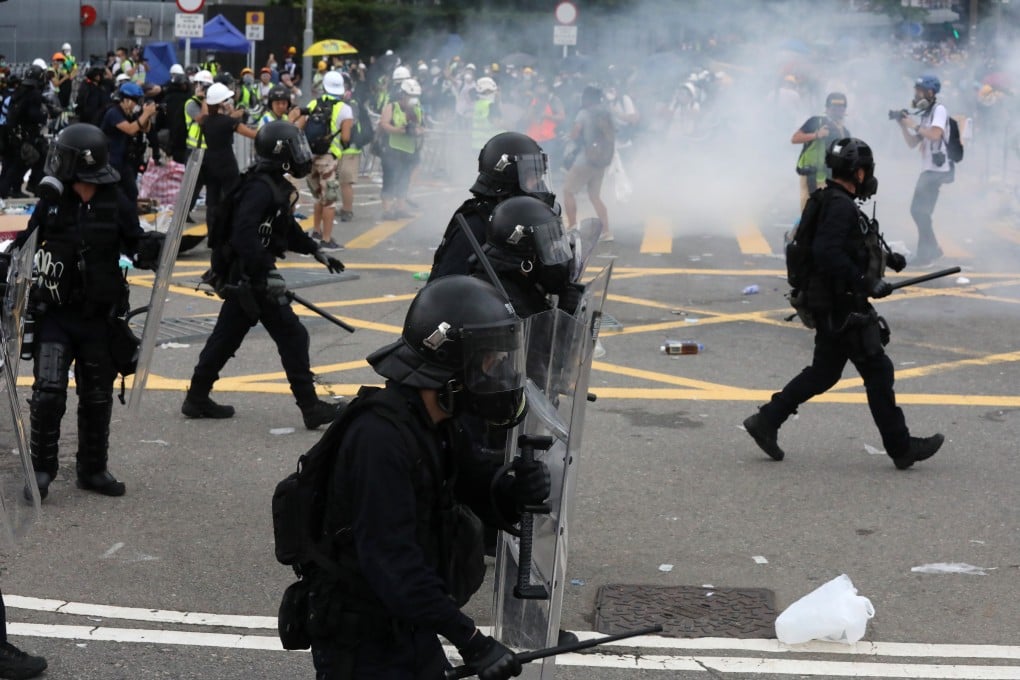 Riot police disperse protesters in Admiralty. Photo: K.Y. Cheng
