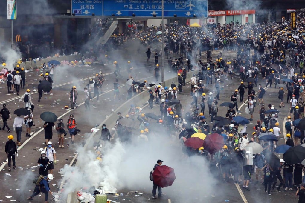 Unrest at the corner of Harcourt Road and Gloucester Road in Admiralty. Photo: Sam Tsang