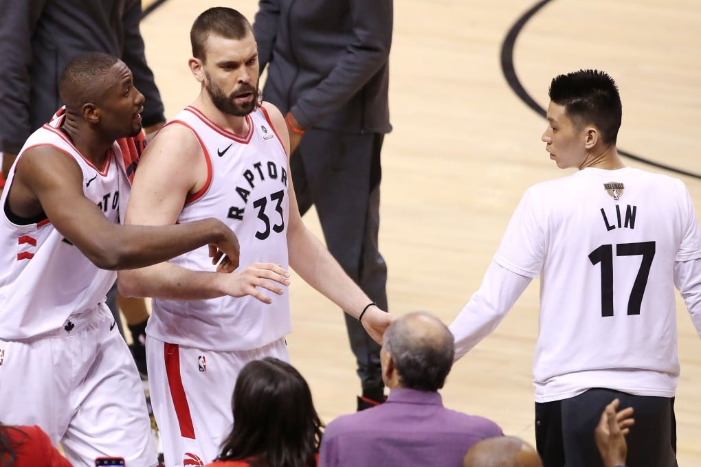 Jeremy Lin celebrates as the Toronto Raptors go ahead in the fourth quarter against the Golden State Warriors. Photo: AFP