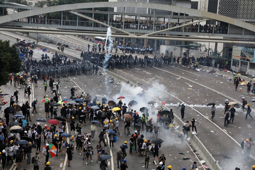 Riot police disperse anti-extradition protesters with tear gas on Harcourt Road, Admiralty on Wednesday. Photo: K.Y. Cheng