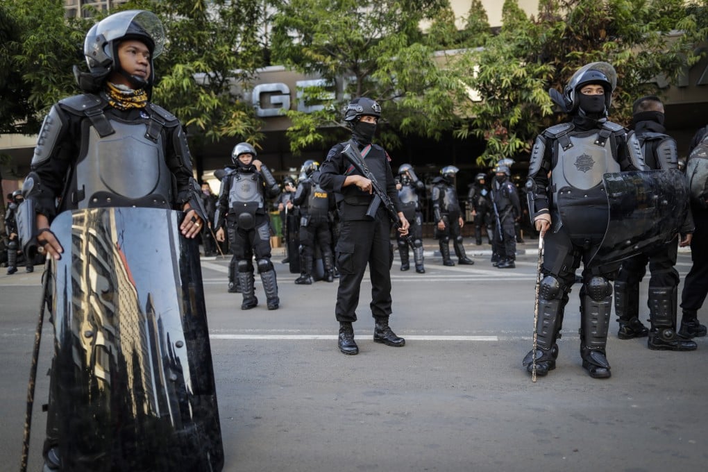 Indonesian riot police officers guard the Elections Supervisory Agency (Bawaslu) in Jakarta on May 24. Losing presidential challenger Prabowo Subianto has been implicated in a plot to kill four of President Joko Widodo’s top officials. Photo: EPA