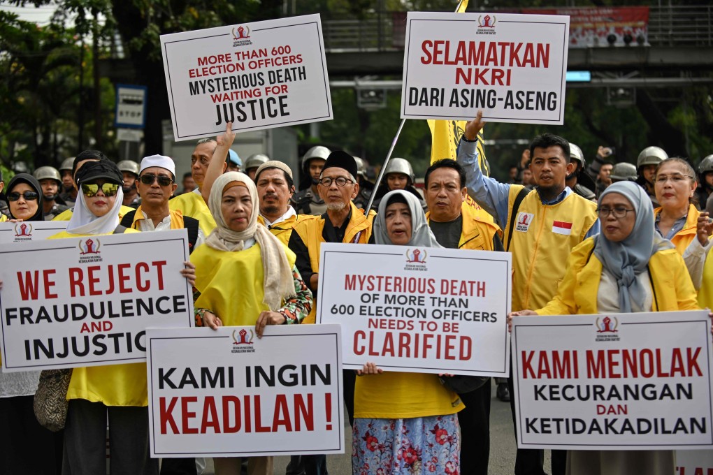 Supporters of defeated presidential challenger Prabowo Subianto – who claimed the April 17 election was rigged, spawning deadly rioting last month – outside the constitutional court in Jakarta. Photo: AFP
