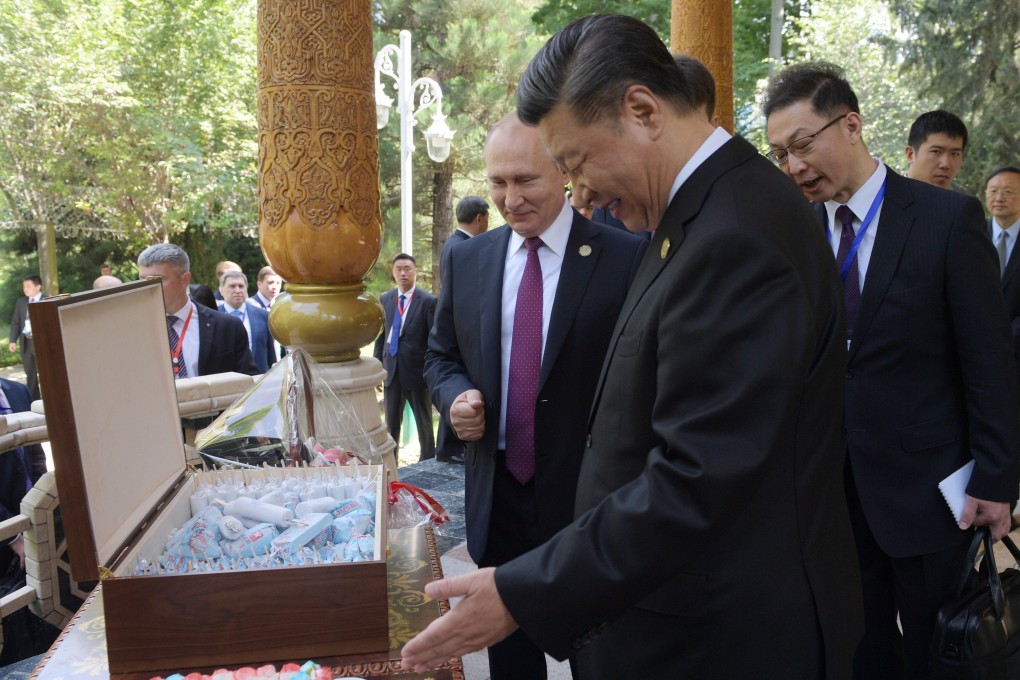 Xi Jinping appears delighted with his gift of a box of Russian ice creams from Vladimir Putin. Photo: EPA-EFE