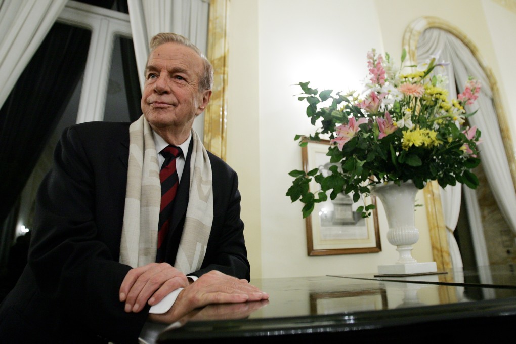 Italian film director Franco Zeffirelli poses at the British Embassy in Rome in November 2004 before receiving the medal of knighthood from the British ambassador to Italy. Photo: AFP