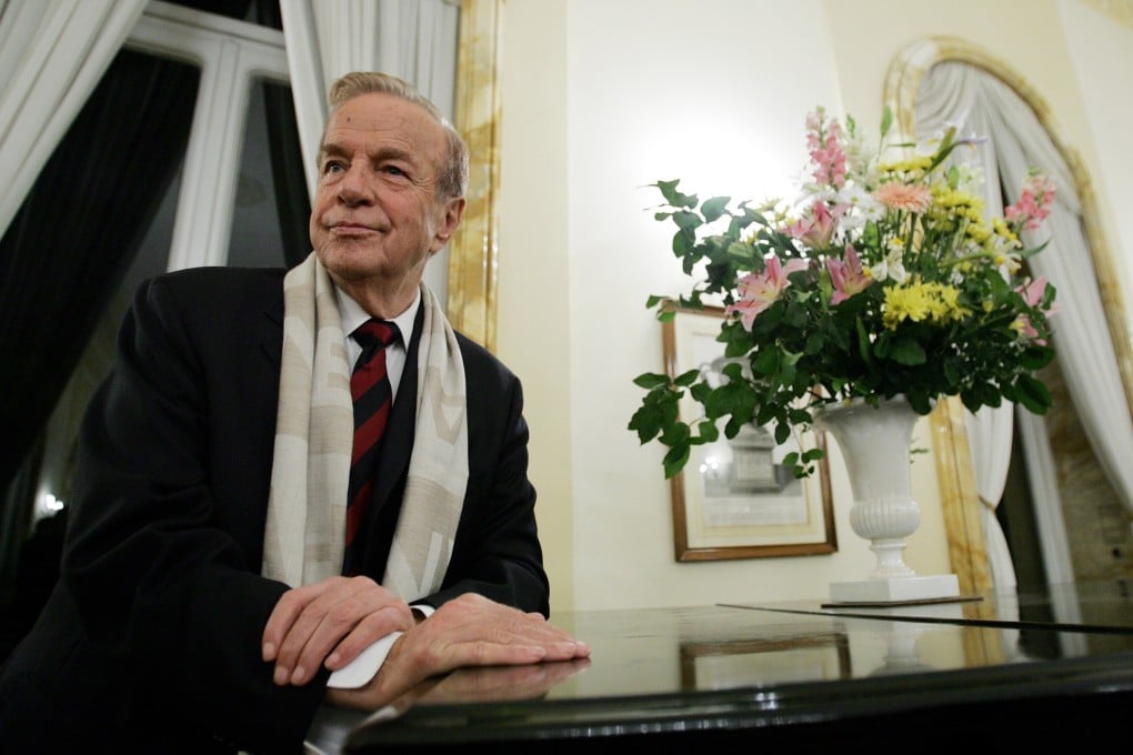 Italian film director Franco Zeffirelli poses at the British Embassy in Rome in November 2004 before receiving the medal of knighthood from the British ambassador to Italy. Photo: AFP