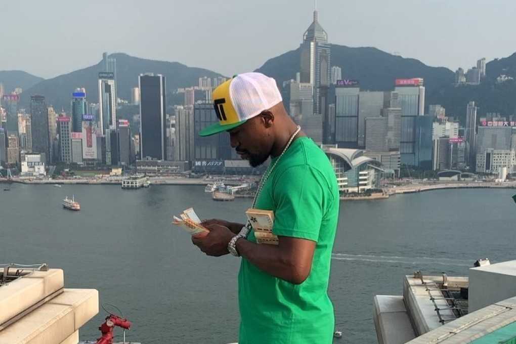 Boxer Floyd Mayweather Jnr counts his money on top of the helipad at the Peninsula hotel. Photo: Instagram/Floyd Mayweather