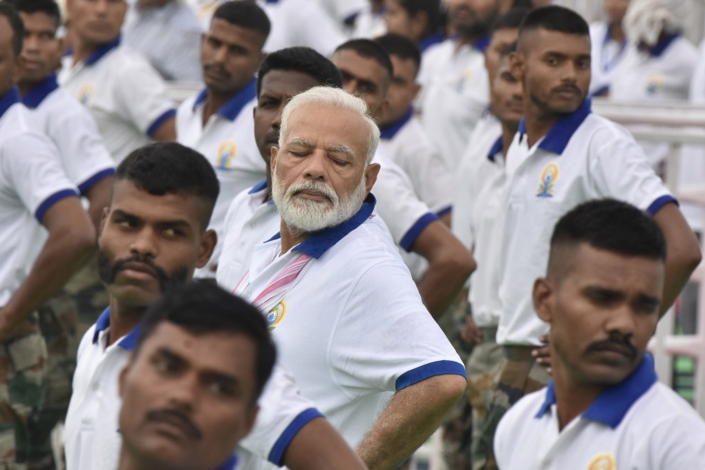 Indian Prime Minister Narendra Modi (C) performs yoga in Ranchi. Photo: EPA-EFE