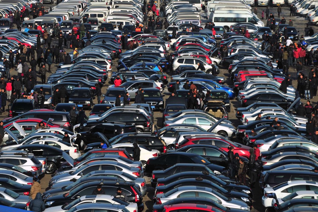 People select automobiles at a second-hand market in Shenyang, Liaoning province December 10, 2011. Photo: Reuters