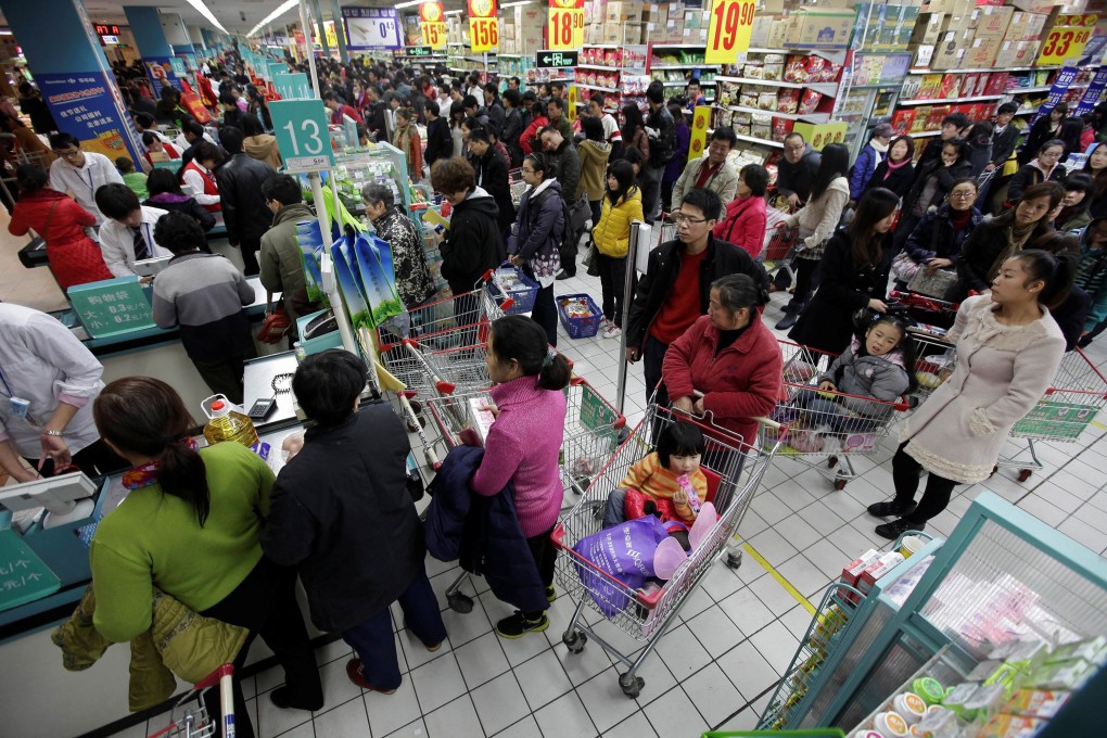 Customers queue at a Carrefour supermarket in Wuhan, Hubei province on December 3, 2011. Photo: Reuters