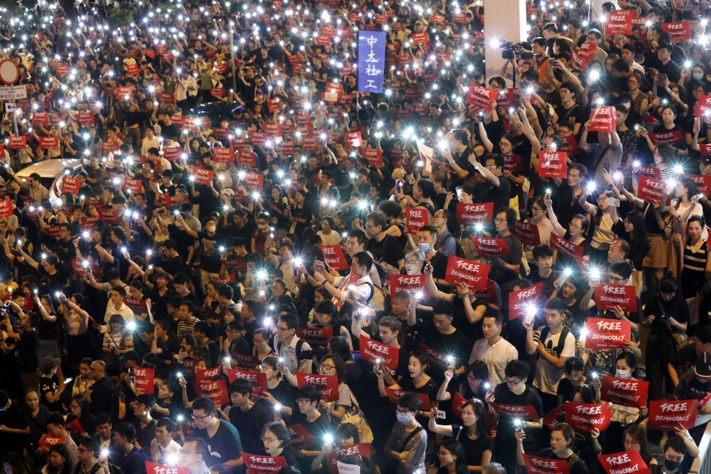 Protesters in Central urge G20 countries to raise the extradition bill. Photo: Dickson Lee