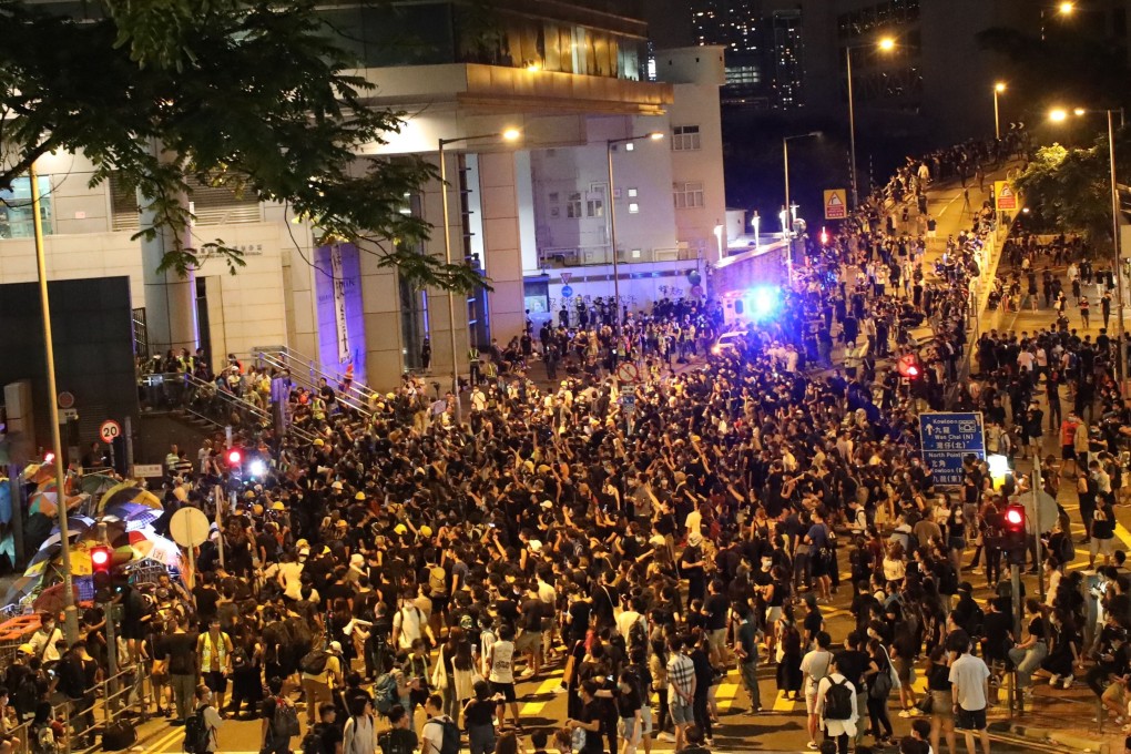 Protesters besiege Hong Kong police headquarters in Wan Chai. Photo: Dickson Lee