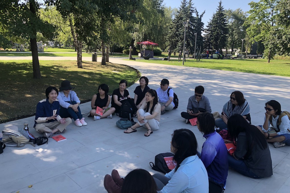 Civil Wayfarers co-founder Wong Kim-fan (left) reading the George Orwell classic Animal Farm with members of a tour to Russia. Photo: GLO Travel