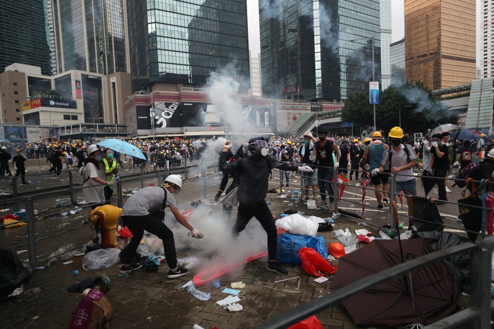 Anti-extradition demonstrators throw projectiles at police officers on Harcourt Road in Admiralty on June 12. Photo: Sam Tsang