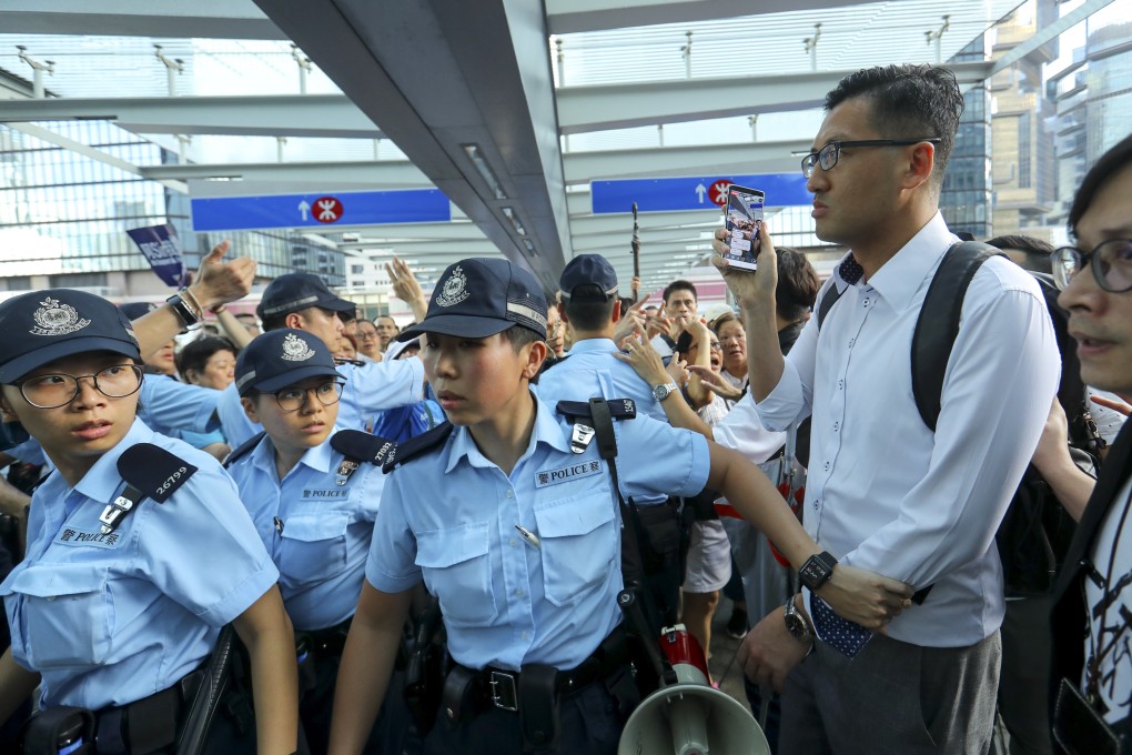 Lawmaker Lam Cheuk-ting is surrounded by pro-Beijing protesters on Sunday during a rally in support of the police force. Photo: Edmond So