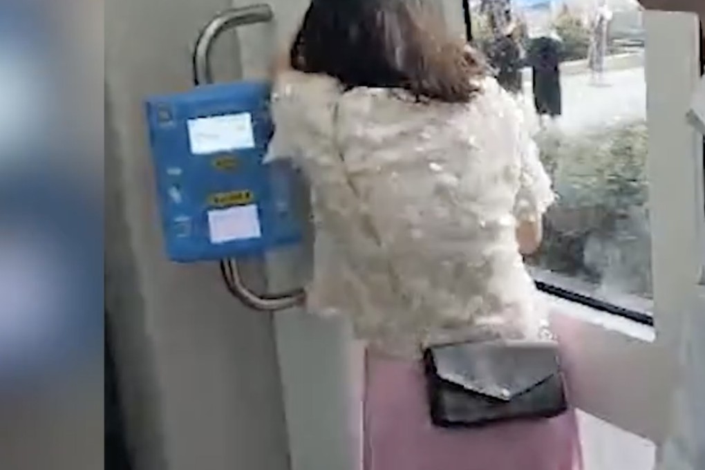 A passenger’s hand became trapped in a tram door in Wuhan on Tuesday. Photo: Thepaper.cn