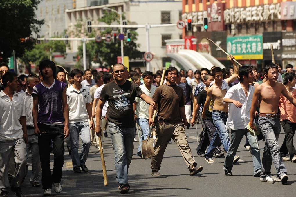 This image taken on July 7, 2009 shows a large group of Han Chinese armed with sticks and shovels walking up a street in Urumqi. Photo: AFP