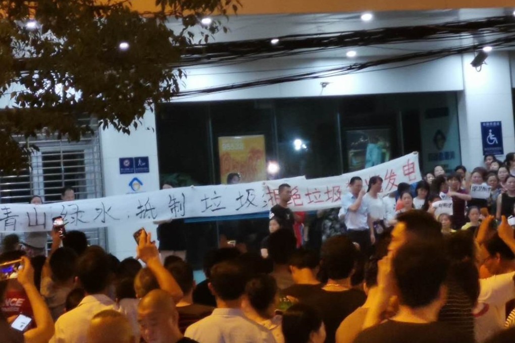 People in Yangluo protest against the proposed incineration plant on Thursday night. Photo: Handout