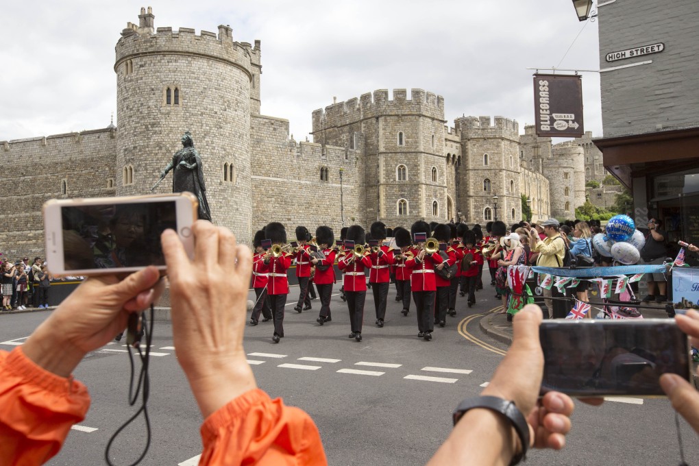 People take photos outside Windsor Castle on Saturday. Photo: dpa