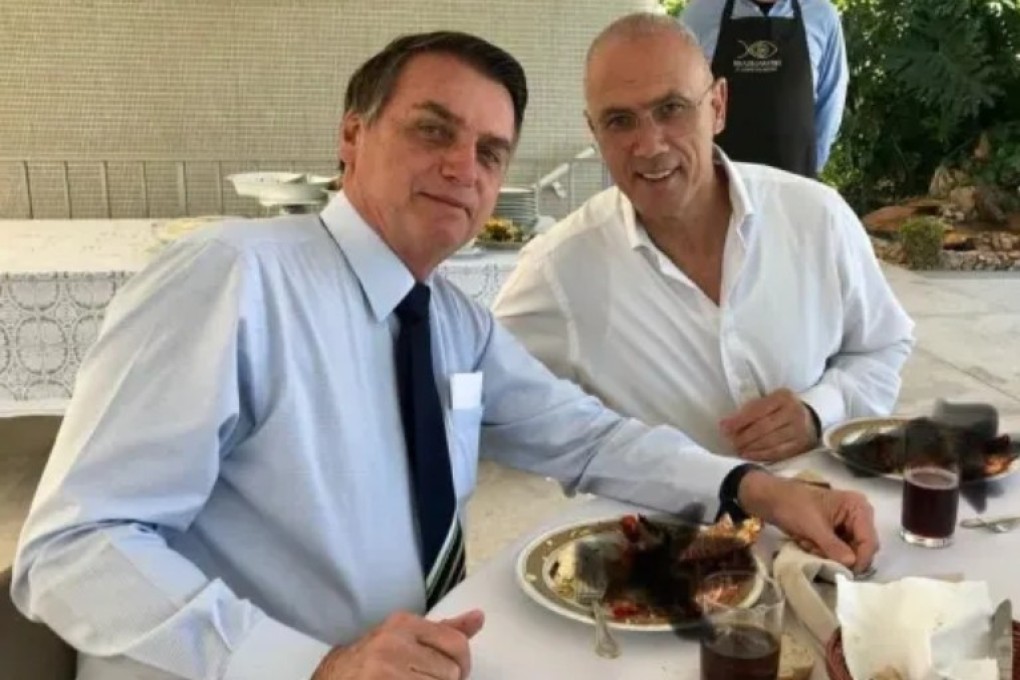 Israel’s ambassador to Brazil apparently enjoying a lobster lunch with President Jair Bolsonaro. Photo: Twitter/@IsraelinBrazil