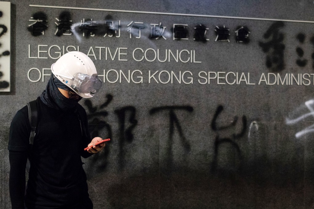 AirDrop, which allows quick file transfer between Apple devices, was used by protesters at a July 7 rally in Hong Kong to tell shoppers visiting from China about their opposition to proposed changes to Hong Kong extradition law. Photo: Bloomberg