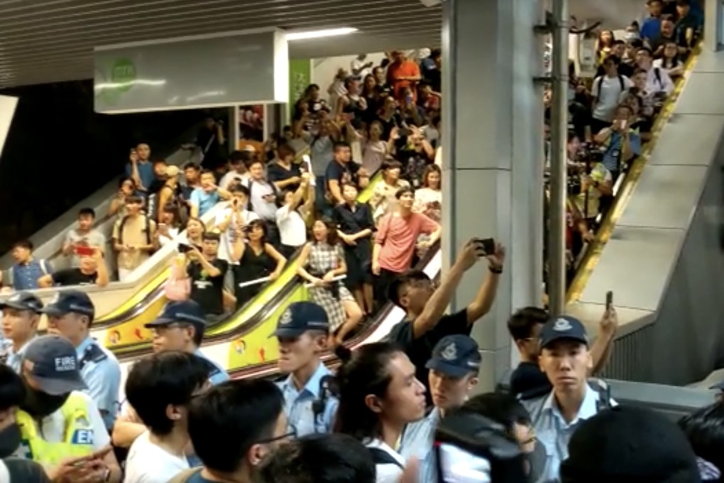 Chaotic scenes on Wednesday night as rivals from either side of the extradition bill debate clash near an MTR station. Photo: Chieu Luu