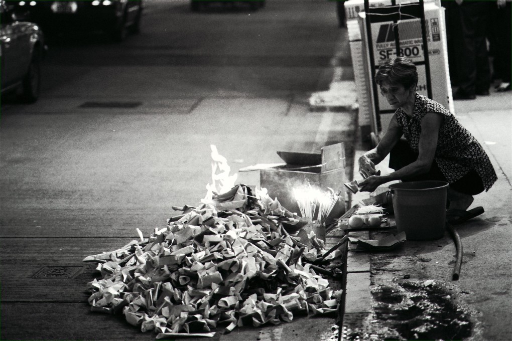Animist practices are commonplace in Hong Kong, but that hasn’t stopped super­stitious fears about black magicspreading, some of which breed prejudiced suspicions about Southeast Asians. Photo: SCMP