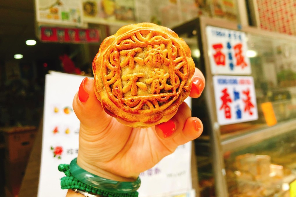 Wah Yee Tang Bakery in Sheung Wan started making anti-extradition mooncakes on Monday. The one above is written with “no withdrawal, no dispersal”. Photo: Facebook