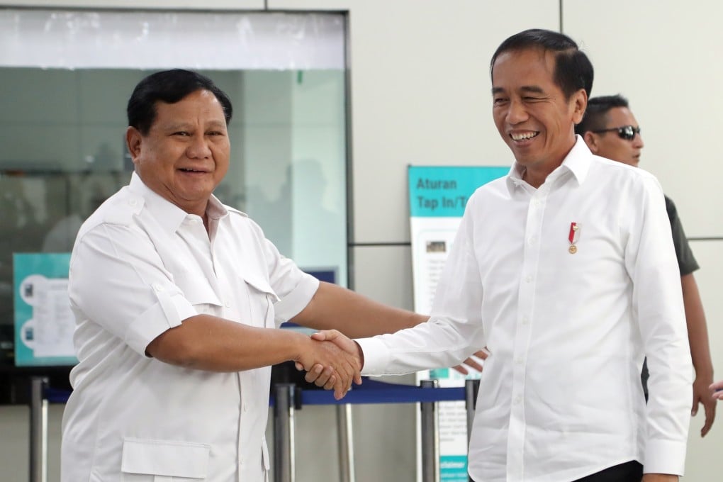 Prabowo Subianto and Indonesian President Joko Widodo shake. Photo: EPA-EFE