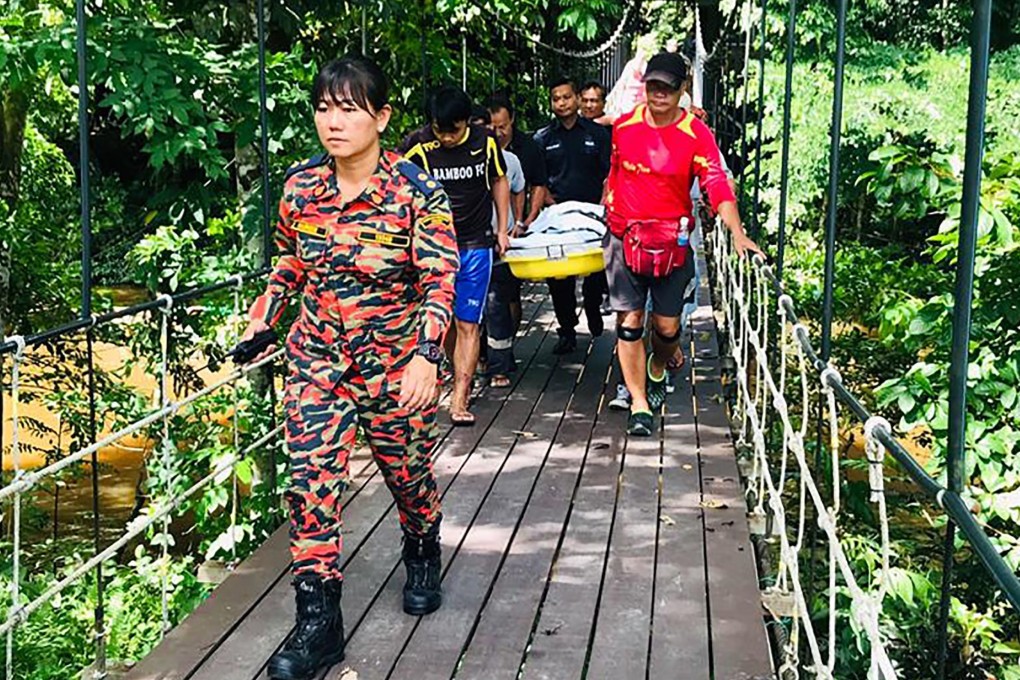 The body of a Dutch tourist is being carried out of Mulu National Park in Malaysia. Photo: AFP