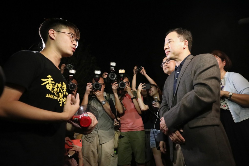 HKU vice chancellor and president Zhang Xiang meets students outside his campus residence. Photo: Jonathan Wong