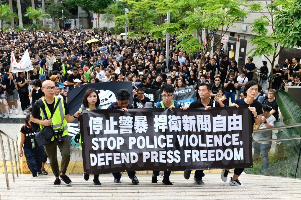 Journalists, lecturers, colleagues and commentators take to the streets to condemn what they described as police violence. Photo: Warton Li