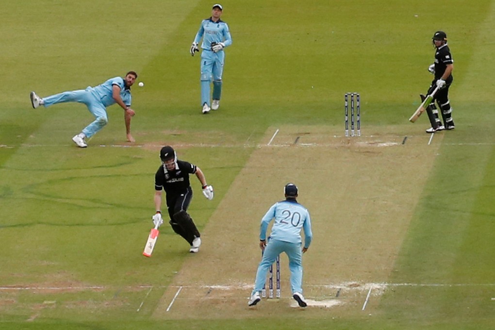 England’s Liam Plunkett tries a run out. Photo: Reuters