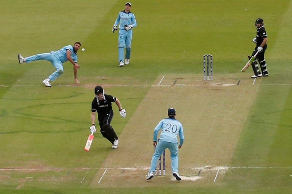 England’s Liam Plunkett tries a run out. Photo: Reuters