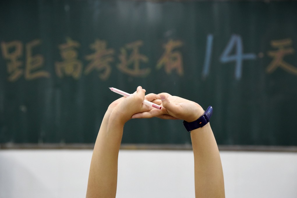A Chinese high school student stretches while studying for the annual 'Gaokao' or college entrance examinations in Handan, Hebei Province, China, 23 May 2018. Photo: EPA-EFE