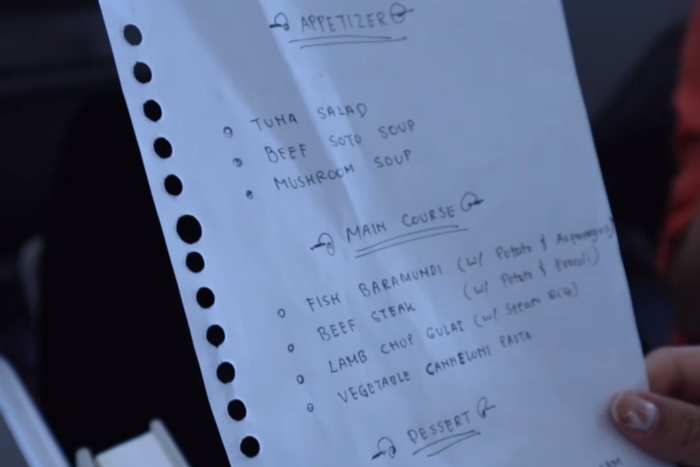 A still from a YouTube video showing the handwritten menu given to passenger Rius Vernandes on a Garuda flight. Photo: YouTube / Rius Vernandes