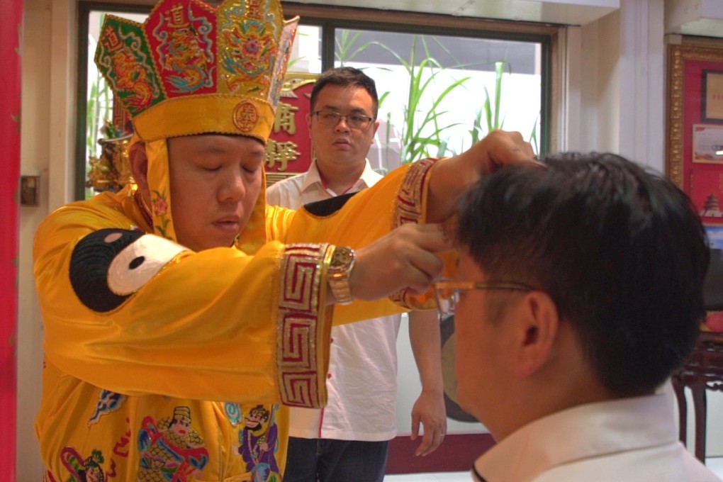 Jeroen Chew conducting a session where he communicates with spirits to help a client. Photo: Dayu Zhang