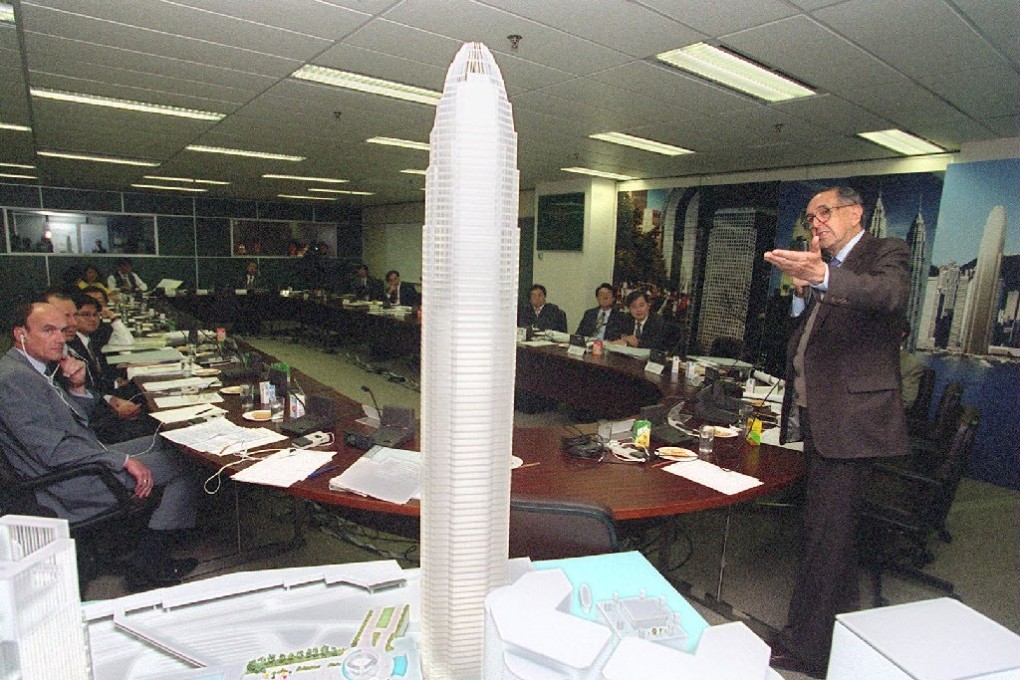 Cesar Pelli shows his design of the MTR Tower during a Central and Western District Board meeting in December 1996. Photo: SCMP