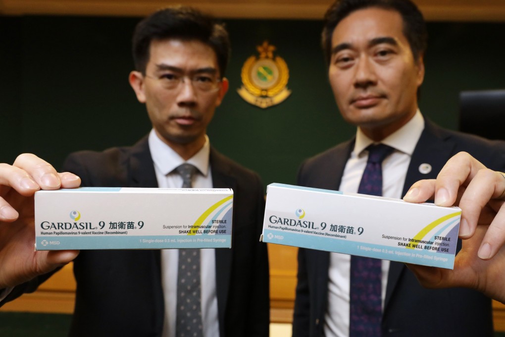 Lot Chan (left), chief pharmacist at the Department of Health’s drug office, with a box of genuine vaccine and Kwan Kin-keung, head of intellectual property investigation bureau at the Customs and Excise Department, shows what is believed to be a box of counterfeit vaccine at an earlier press meet. Photo: May Tse