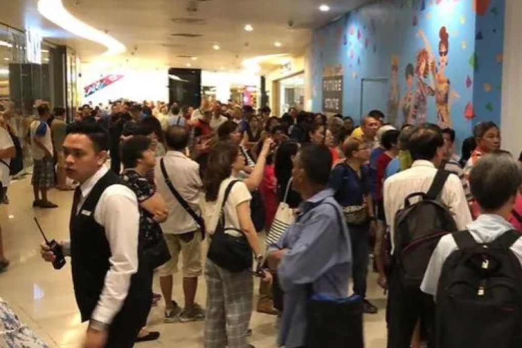 A large queue formed outside Huawei’s Vivo City outlet. Photo: CNA/Ruth Smalley
