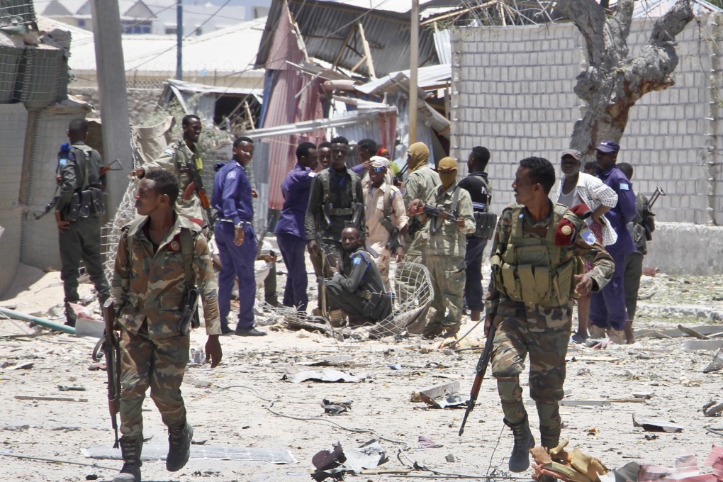 Somali government soldiers run to take positions during ongoing fighting with gunmen. Photo: AP