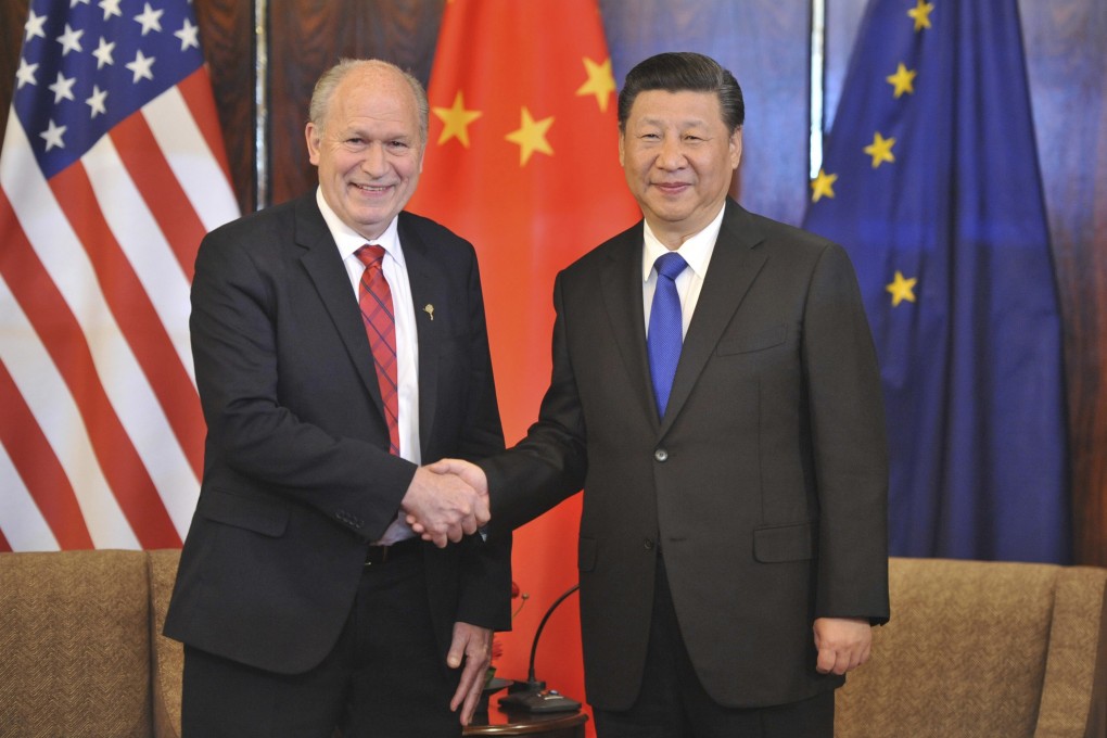 Alaska Governor Bill Walker shakes hands with Chinese President Xi Jinping in April 2017. A plan with three Chinese companies to extract and sell Alaska’s natural gas has been cancelled by Walker’s successor. Photo: AP